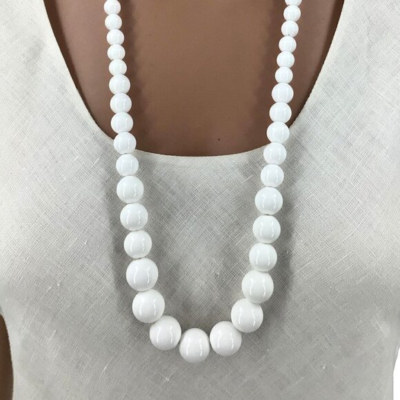 Vintage Graduated Beaded Necklace White 31 Inch Length - Picture 3 of 3
